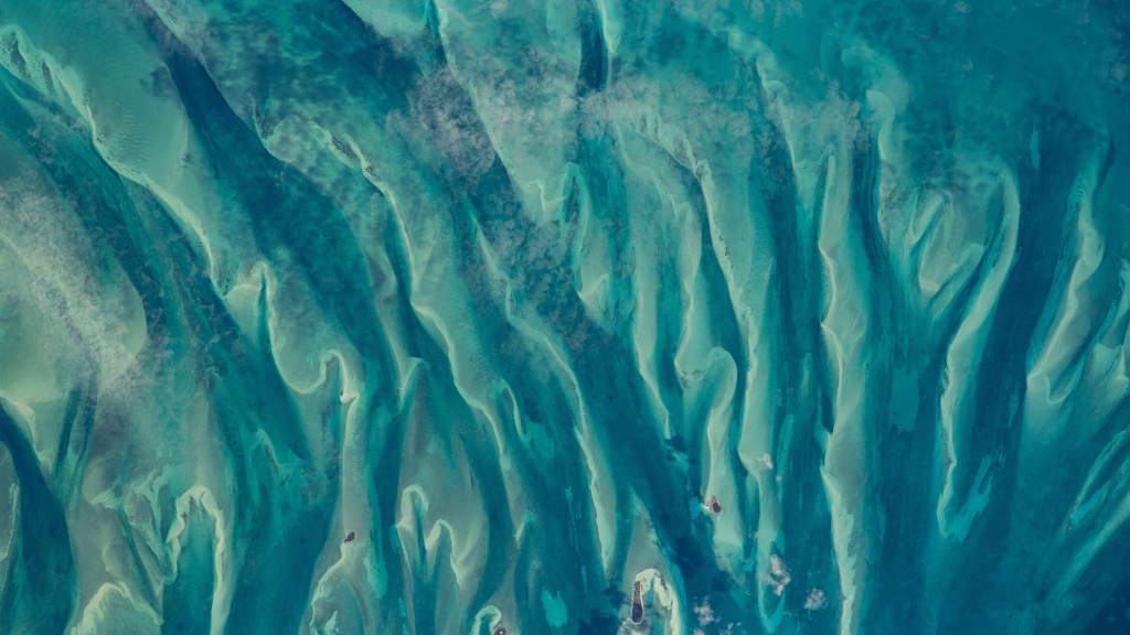 必应壁纸：从国际空间站看到的巴哈马周围的蓝绿色水域 202230128